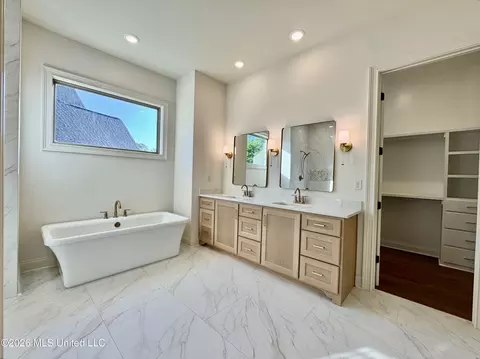 Bath - 324 Oakworth Dr, Hernando, MS 38632 photo 1 of 14