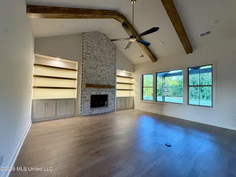 Living - 324 Oakworth Dr, Hernando, MS 38632 photo 2 of 8