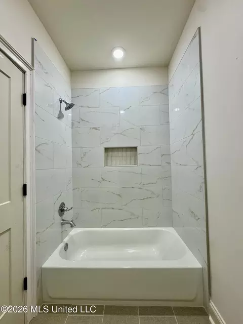Bath - 324 Oakworth Dr, Hernando, MS 38632 photo 14 of 14