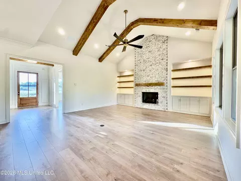 Living - 324 Oakworth Dr, Hernando, MS 38632 photo 5 of 8