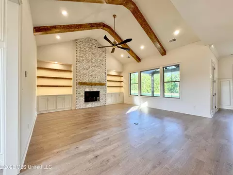 Living - 324 Oakworth Dr, Hernando, MS 38632 photo 1 of 8
