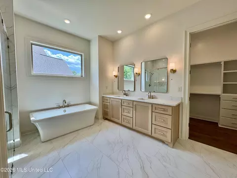 Bath - 324 Oakworth Dr, Hernando, MS 38632 photo 4 of 14