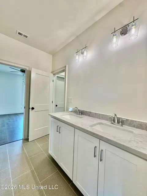 Bath - 324 Oakworth Dr, Hernando, MS 38632 photo 10 of 14