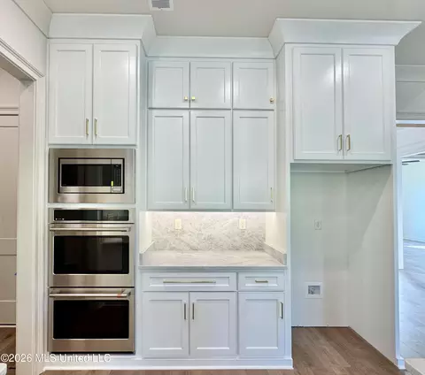 Kitchen - 324 Oakworth Dr, Hernando, MS 38632 photo 8 of 8