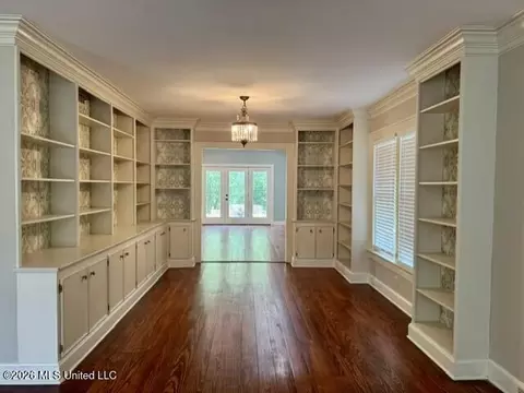 Living - 104 Dana Rd, Natchez, MS 39120 photo 3 of 12