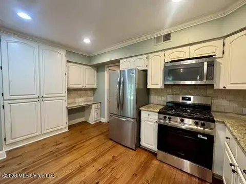 Kitchen - 104 Dana Rd, Natchez, MS 39120 photo 2 of 3