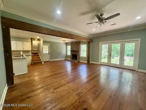 Living - 104 Dana Rd, Natchez, MS 39120 photo 6 of 12