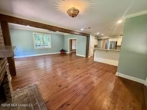Living - 104 Dana Rd, Natchez, MS 39120 photo 7 of 12