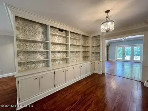 Living - 104 Dana Rd, Natchez, MS 39120 photo 4 of 12