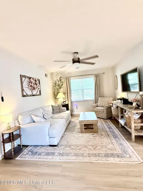 Living - 262 Sweetbriar Ave, Hernando, MS 38632 photo 1 of 2