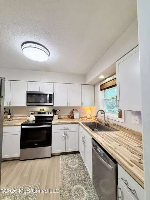 Kitchen - 262 Sweetbriar Ave, Hernando, MS 38632 photo 1 of 3