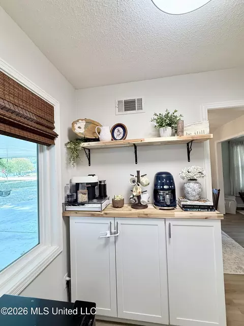 Kitchen - 262 Sweetbriar Ave, Hernando, MS 38632 photo 2 of 3