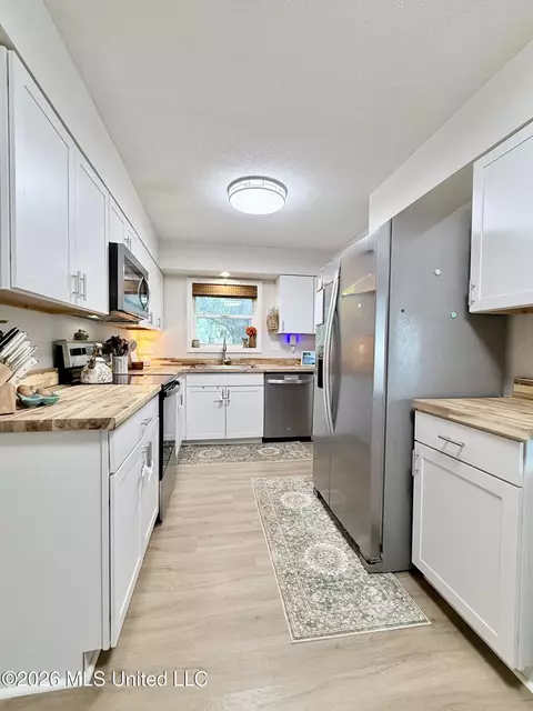 Kitchen - 262 Sweetbriar Ave, Hernando, MS 38632 photo 3 of 3