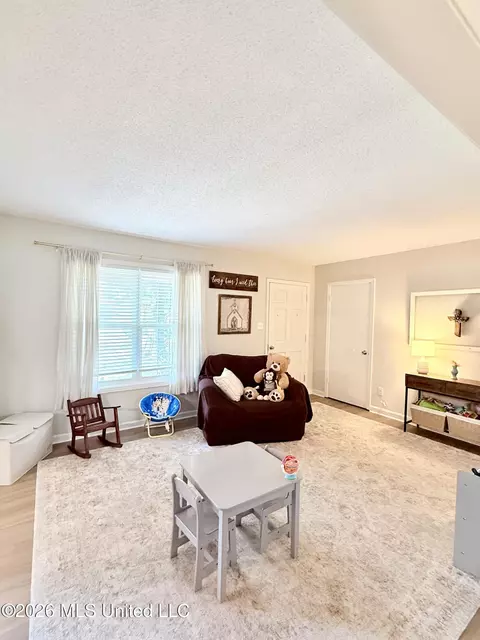 Living - 262 Sweetbriar Ave, Hernando, MS 38632 photo 2 of 2