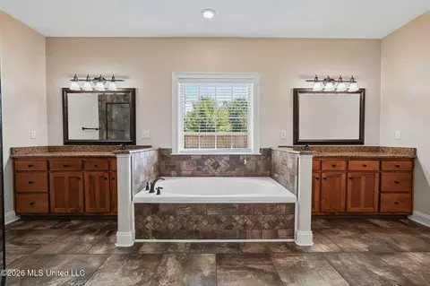 Bath - 2690 Rodeo Way, Nesbit, MS 38651 photo 1 of 4
