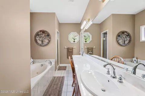 Bath - 1601 Holly Springs Rd #R, Hernando, MS 38632 photo 1 of 6
