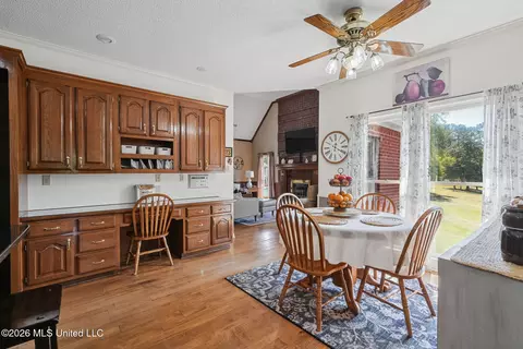Dining - 1601 Holly Springs Rd #R, Hernando, MS 38632 photo 4 of 5