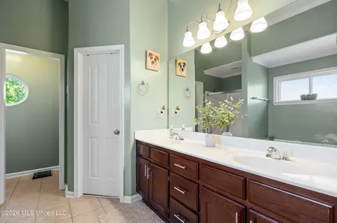 Bath - 1107 Tara Dr, Hernando, MS 38632 photo 1 of 2