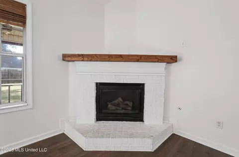 Living - 1005 Tara Dr, Hernando, MS 38632 photo 4 of 4