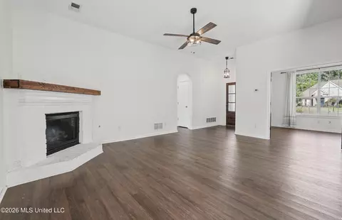 Living - 1005 Tara Dr, Hernando, MS 38632 photo 2 of 4
