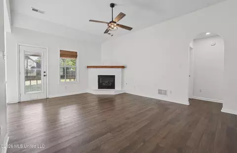 Living - 1005 Tara Dr, Hernando, MS 38632 photo 3 of 4