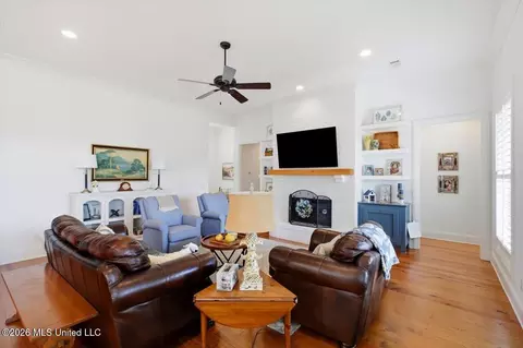 Living - 124 Greenway Ln, Madison, MS 39110 photo 3 of 3