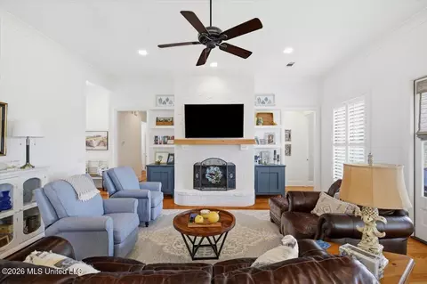 Living - 124 Greenway Ln, Madison, MS 39110 photo 2 of 3