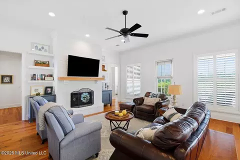 Living - 124 Greenway Ln, Madison, MS 39110 photo 1 of 3