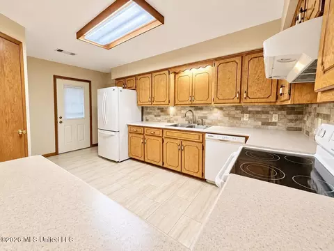 Kitchen - 304 Pebblecreek Rd, Grenada, MS 38901 photo 2 of 2