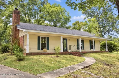 Exterior - 304 Pebblecreek Rd, Grenada, MS 38901 photo 2 of 12