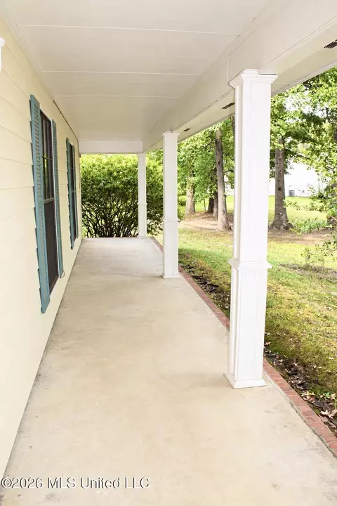 Exterior - 304 Pebblecreek Rd, Grenada, MS 38901 photo 6 of 12