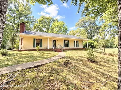 Exterior - 304 Pebblecreek Rd, Grenada, MS 38901 photo 3 of 12