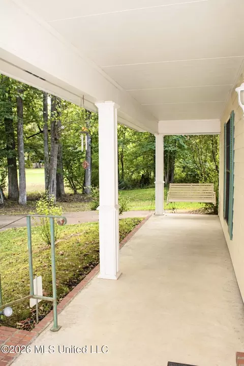 Exterior - 304 Pebblecreek Rd, Grenada, MS 38901 photo 4 of 12