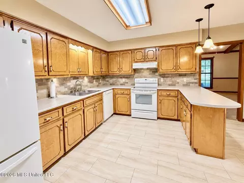 Kitchen - 304 Pebblecreek Rd, Grenada, MS 38901 photo 1 of 2