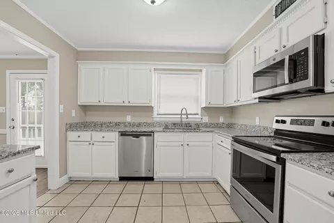 Kitchen - 253 Heritage Dr, Madison, MS 39110 photo 2 of 3