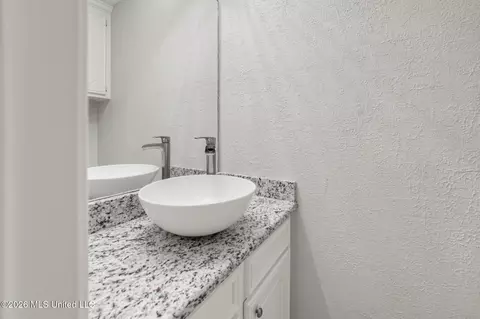 Bath - 253 Heritage Dr, Madison, MS 39110 photo 2 of 4
