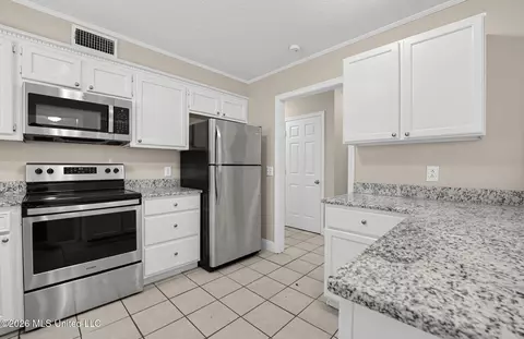 Kitchen - 253 Heritage Dr, Madison, MS 39110 photo 1 of 3