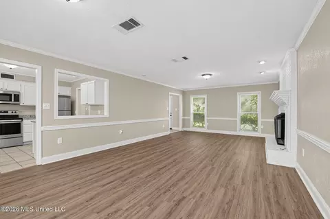 Living - 253 Heritage Dr, Madison, MS 39110 photo 2 of 3