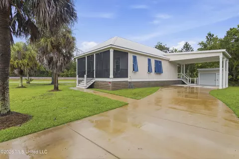 138 Lafitte Dr, Waveland, MS 39576