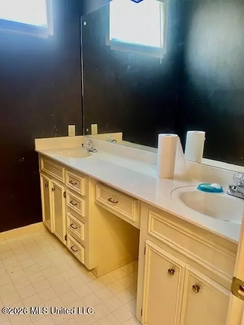 Bath - 1020 Bayridge Dr, Jackson, MS 39211 photo 1 of 2