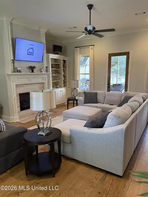 Living - 153 Grayhawk Dr, Madison, MS 39110 photo 2 of 3