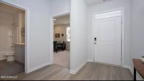 Entry Way - 89 Pine St, Byhalia, MS 38611 photo 2 of 4