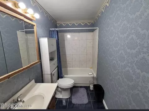 Bath - 1955 Marshall Pl, Jackson, MS 39213 photo 1 of 2