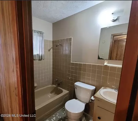 Bath - 1955 Marshall Pl, Jackson, MS 39213 photo 2 of 2