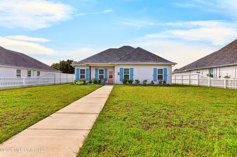 818 Old Spanish Trl, Bay Saint Louis, MS 39520