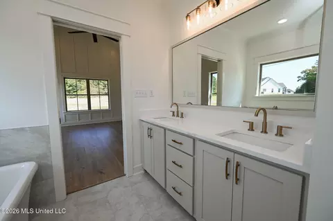 Bath - 14160 Hidden Loop, Byhalia, MS 38611 photo 2 of 6