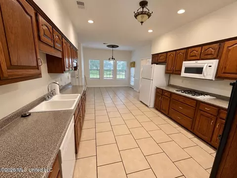 Kitchen - 8885 Cedar Crest Ln, Olive Branch, MS 38654 photo 1 of 2