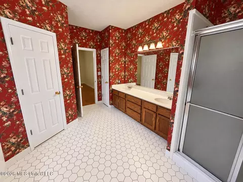 Bath - 8885 Cedar Crest Ln, Olive Branch, MS 38654 photo 2 of 6