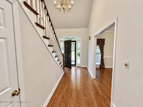 Entry Way - 8885 Cedar Crest Ln, Olive Branch, MS 38654 photo 2 of 3