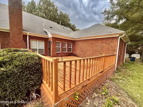Exterior - 8885 Cedar Crest Ln, Olive Branch, MS 38654 photo 5 of 9
